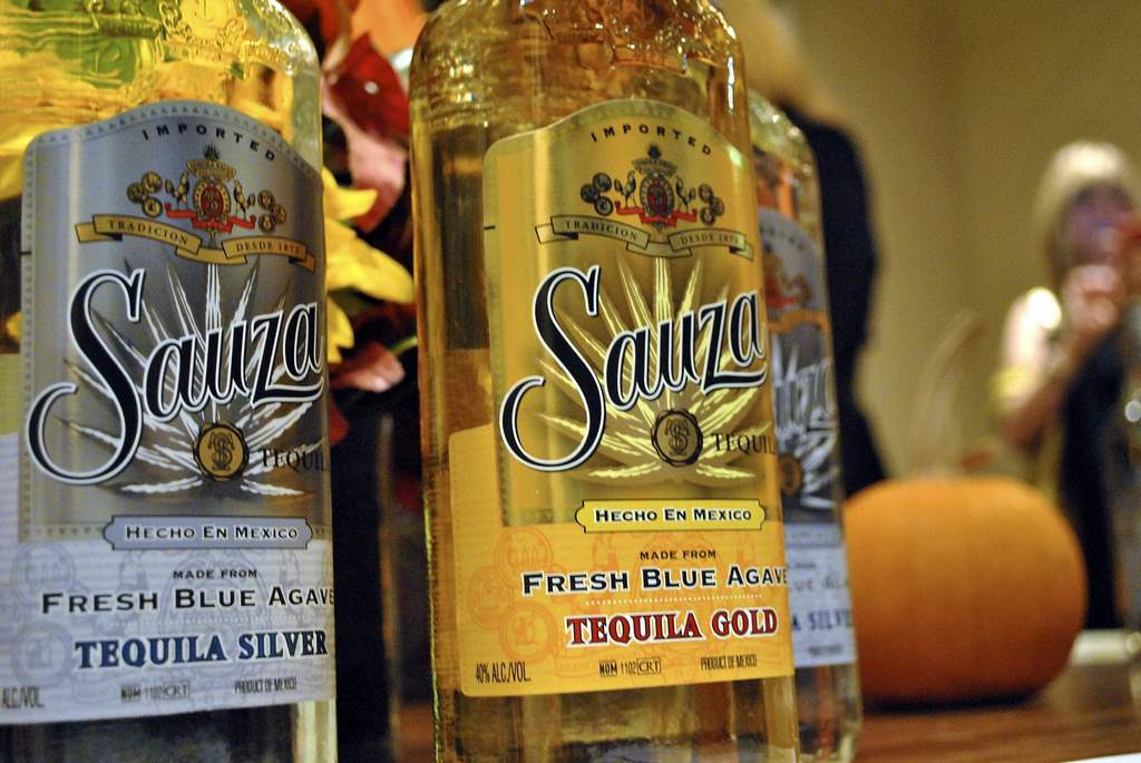 Сауза сильвер. Sauza Silver/Gold. Напиток Сауза Голд текила. Текила Голд и Сильвер. Крепкий алкоголь Sauza Gold.